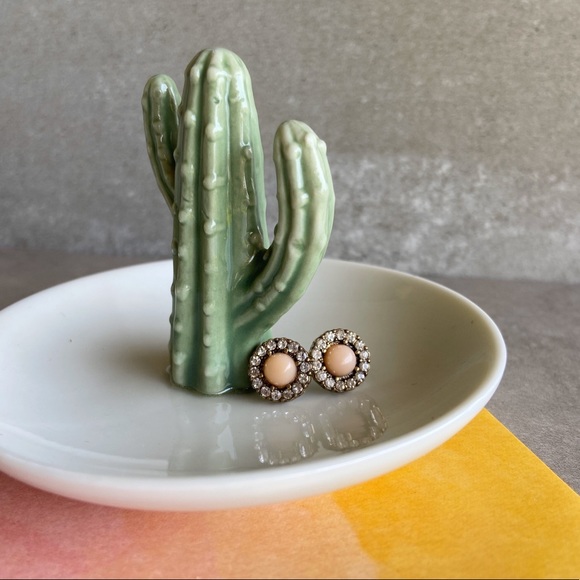 Minimal Swarovski Blush Earrings - Picture 7 of 10